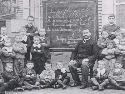 L'école, est obligatoire en France depuis 1882 :