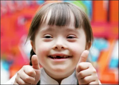 Cette petite fille souffre d'un handicap mental. Savez-vous son nom ?