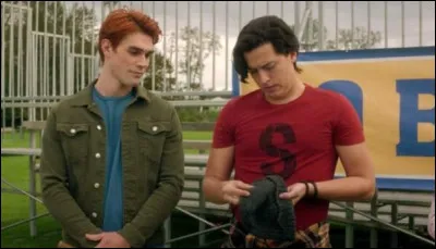 &Agrave; la fin Jughead, Betty, Archie et Veronica mettent des objets de leurs ann&eacute;es de lyc&eacute;e dans une bo&icirc;te. Que d&eacute;cide d'y mettre Jughead ?