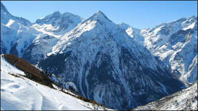 Cest une chaîne de montagnes française qui continue en Suisse, en Autriche et en Italie. On peut y trouver la ville de Chamonix, lAiguille du Midi et surtout le mont Everest.