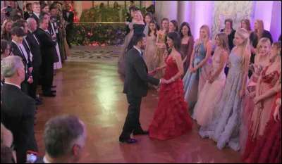 Qui Neville invite-t-il au bal de No&euml;l ?