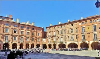 On vous attend "place Nationale". Vous ne pouvez pas vous tromper : c'est la plus grande place et le coeur de cette ville ; elle est bordée d'arcades. Où êtes-vous ?