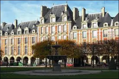 Rendez-vous "place des Vosges". Cette place célèbre est bordée de pavillons du XVIIe siècle. Vous verrez, dans le jardin qui occupe le centre de la place, une statue de Louis XIII. Où êtes-vous ?
