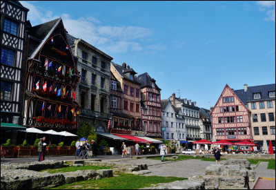 Commençons par la place du "Vieux marché", où Jeanne d'Arc a été brûlée. Dans quelle ville êtes-vous ?