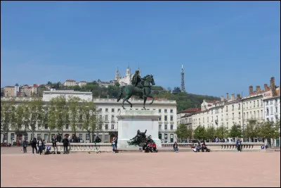 Venez maintenant "place Bellecour". Comme la place est très grande, retrouvons-nous au pied de la statue de Louis XIV. Dans quelle ville êtes-vous ?