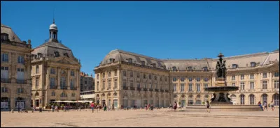 Changeons de ville : cette grande et belle "place de la Bourse" s'ouvre sur le fleuve. Où êtes-vous ?