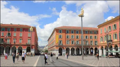 Vous avez maintenant rendez-vous "place Masséna", sous les arcades qui bordent la place. Dans quelle ville êtes-vous ?