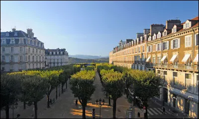 On vous attend maintenant "place Royale". Il y en reste quelques unes de ce nom. De celle-ci, vous pouvez admirer le paysage de montagnes devant vous : dans quelle ville êtes-vous ?