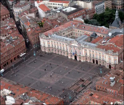 Vous vous rendez maintenant sur la place du Capitole, cadre d'événements majeurs, lieu emblématique de cette ville. Où êtes-vous ?