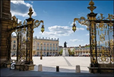 La "place Stanislas", où vous vous trouvez, est un ensemble architectural du XVIIIe siècle. Elle est ornée de fontaines et de grilles en style rococo. Dans quelle ville êtes-vous ?