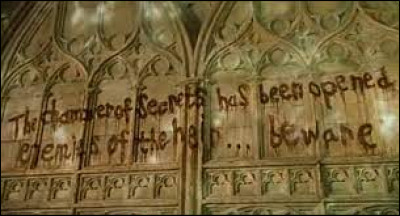 Qui a, un jour, écrit "La Chambre des Secrets est ouverte, ennemis de l'héritier, prenez garde " ?