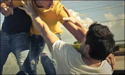 Un de tes amis se fait attaquer, quelle est ta réaction ?