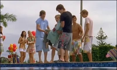 Dans cette scène de la série "H2o", qui se fait jeter à l'eau ?