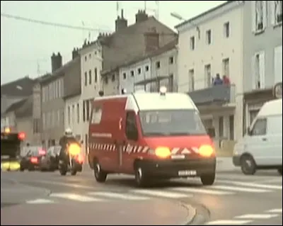 Ici, dans cette scène de la série "L'instit", de quel véhicule des pompiers s'agit-il ?