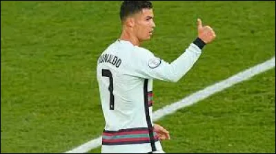 Lequel de ces records n'a pas été établi par Cristiano Ronaldo ?