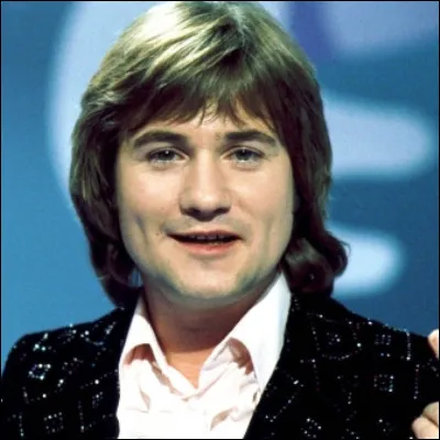 Quelle danse prisée des boums accompagne des chansons comme "Unchained Melody" des Righteous Brothers ou "Et tu danses avec lui" de C. Jérôme ?