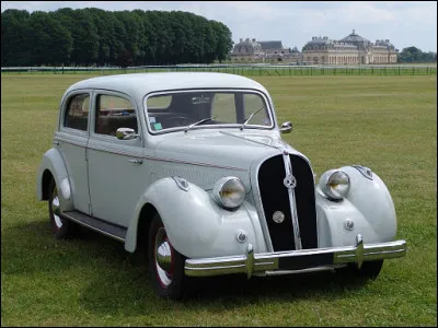 La d&eacute;cennie apr&egrave;s la Seconde Guerre mondiale n'a pas &eacute;t&eacute; tendre avec les manufacturiers de voiture de luxe. Ces derniers ont persist&eacute; mais les contrecoups de la guerre se sont fait ressentir comme le t&eacute;moigne cette voiture. Comment s'appelle-t-elle ?