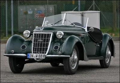 De nos jours, les quatre anneaux sont associ&eacute;s &agrave; la marque automobile Audi. Or, si nous remontons le temps, les quatre anneaux n'&eacute;taient pas exclusifs &agrave; Audi. Le mod&egrave;le en illustration le prouve. Quel est ce mod&egrave;le ?