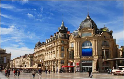 On vous attend "place de la Comédie", devant le théâtre. Vous êtes vraiment au coeur de la ville. Mais, laquelle ?