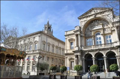 Restons dans le sud : vous irez "place de l'Horloge"; c'est au coeur du centre historique de la ville. Où êtes-vous ?
