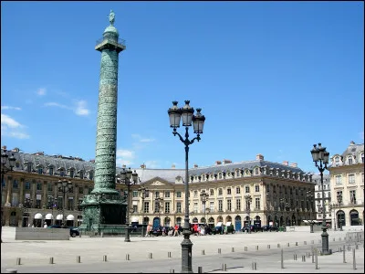 Terminons par la place Vendôme et sa célèbre colonne. Dans quelle ville êtes-vous ?