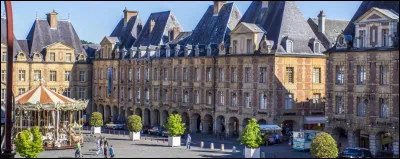 Allons sur la place Ducale. Cette belle place est la jumelle d'une place parisienne. Mais où se trouve-t-elle ?