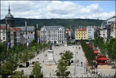 Allons place de Jaude. Cette vaste place est au coeur de la ville et vous apercevez les premières pentes des montagnes. Où êtes-vous ?