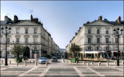 Allez maintenant place "Sainte Croix". Elle est au pied de la cathédrale du même nom. Vous verrez celle-ci de loin, quand vous passerez le fleuve. Dans quelle ville êtes-vous ?