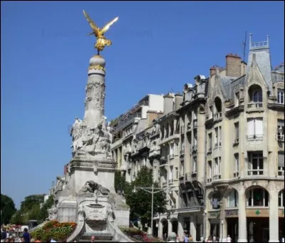 La place Drouet d'Erlon est tout en longueur. Vous pourrez vous installer à l'une de ses nombreuses terrasses. Bien que vous soyez près de la célèbre cathédrale, vous ne pourrez pas l'apercevoir. Dans quelle ville êtes-vous ?