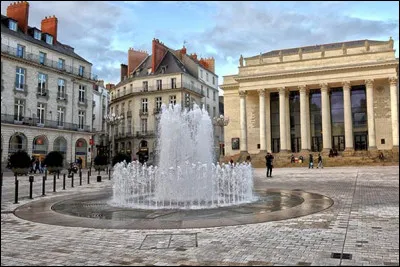 On vous attend "place Graslin", bordée par le théâtre du même nom. Vous n'êtes pas encore venu dans cette ville. Où êtes-vous ?