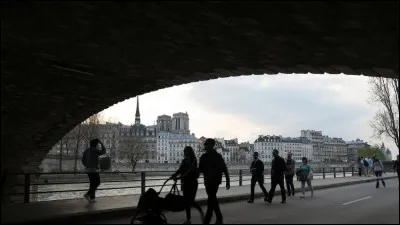 Que peut-on acheter sur plus de 3 km sur les quais de la Seine ?