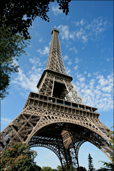Comment sappelle le restaurant situé au 2e étage de la tour Eiffel ?