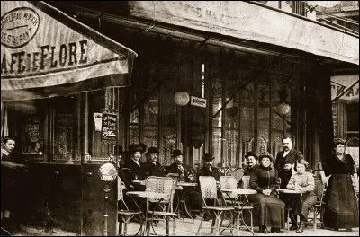 Quelle célèbre brasserie se situe en face du café de Flore ?
