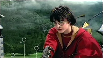 Harry joue au Quidditch et il est l'attrapeur des Gryffondor. Contre quelle équipe les Gryffondor jouent-ils un match ?