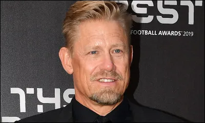 Peter Schmeichel, footballeur, gardien de but emblématique de Manchester United dans les années 1990.