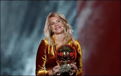 Ada Hegerberg, footballeuse, première femme à recevoir le Ballon d'Or de meilleure joueuse du monde en 2018.