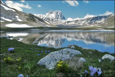 Entre mer et montagnes, nous voici dans les Abruzzes. Dans quel pays visiterez-vous cette région ?