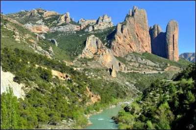 Où devrez-vous vous rendre pour profiter des paysages et des villes authentiques de l'Aragón ?