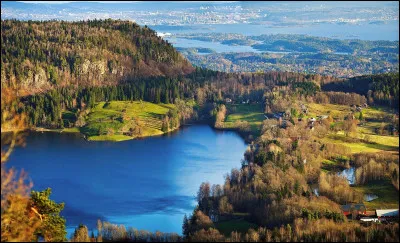 Nous voici en Scandinavie, dans le comté d'Akershus. Dans quel pays sommes-nous ?