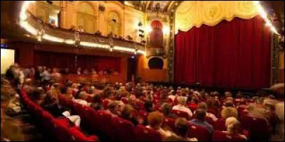 Avec ta famille, vous &ecirc;tes partis regarder une pi&egrave;ce de th&eacute;&acirc;tre. Que fais-tu quand le spectacle se termine ?