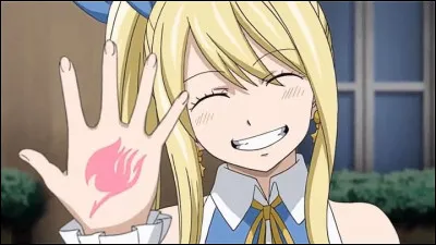 Dans le manga 49, quel est le travail de Lucy après que la guilde de Fairy Tail a été dissoute ?