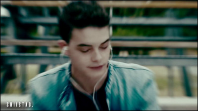 Quand Josh arrive avec la lettre de Lara Jean en main, que fait Lara Jean ?