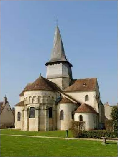 Nous sommes dans le Centre-Val-de-Loire, &agrave; Saint-Outrille, devant la coll&eacute;giale Saint-Austr&eacute;g&eacute;sile. Commune de l'arrondissement de Vierzon, elle se situe dans le d&eacute;partement ...