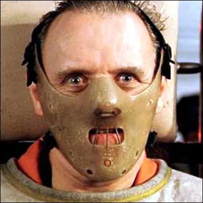 Quel acteur ayant incarn&eacute; un m&eacute;chant de James Bond interpr&egrave;te Hannibal Lecter dans la s&eacute;rie "Hannibal" ?