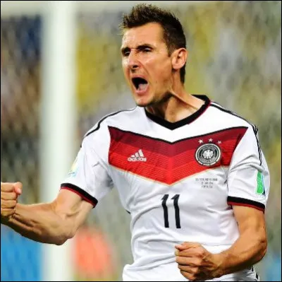 Quelle &eacute;dition de la Coupe du monde de football, dont le meilleur buteur est Miroslav Klose, avait pour mascotte un lion appel&eacute; Goleo ?