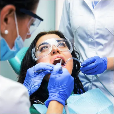 Quel fruit partage son nom avec des outils du dentiste ?