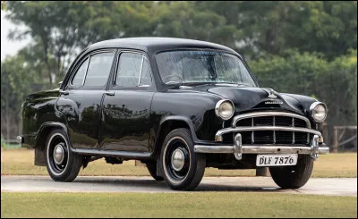 Surnommée la "Reine des routes indiennes", cette voiture est plus connue que le modèle britannique qui lui servit de base. Quelle est cette voiture indienne ?