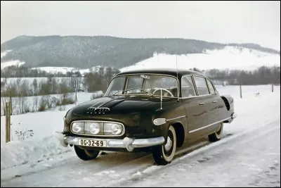 Dans les voitures au style atypique, je pense que cette voiture tchécoslovaque peut y figurer. Je vous prie de ne pas confondre le constructeur de cette automobile avec une marque automobile française. Pouvez-vous me nommer ce modèle ?
