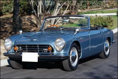 Première voiture du constructeur à entrer sur le marché des voitures de tourisme, ce manufacturier de moto débute son histoire dans l'automobile avec ce cabriolet. Quel est son nom ?