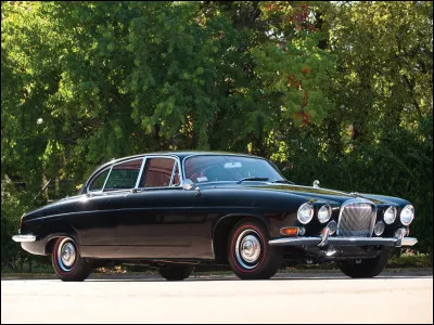 Quand les constructeurs automobiles britanniques sont évoqués, le luxe ou la sportivité ressortent souvent pour les décrire. Ce n'est pas faux puisque l'histoire de l'automobile britannique s'est construit sur ces deux aspects. La limousine en illustration représente le luxe à la britannique. Pouvez-vous me la nommer ?